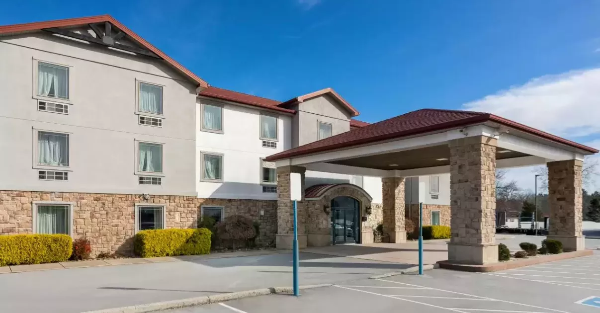 Find yourself in the gorgeous Cumberland region of Eastern Tennessee without breaking your budget. Our hotel is conveniently located off I-40, about 15 miles outside Cookeville, home of Tennessee Tech University.